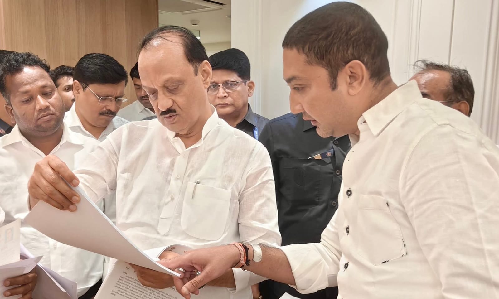 ایم ایل اے سندیپ شر ساگر نے سرپرست وزیر اجیت پوار کو بھاری بارش سے ہونے والے نقصانات کی رپورٹ پیش کی۔